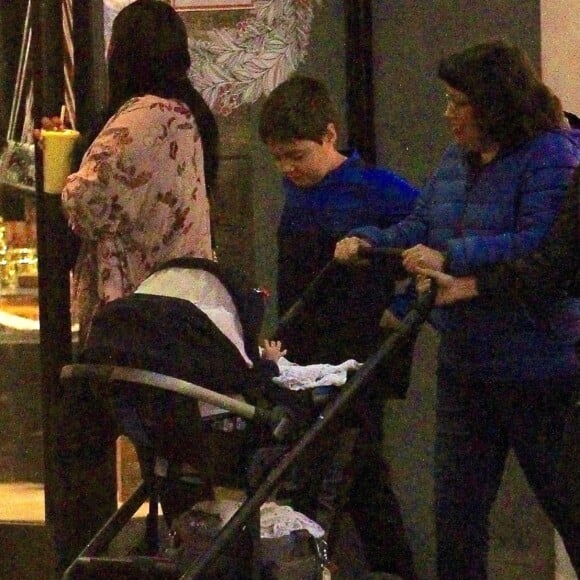 Exclusif - Eva Longoria fait du shopping avec son fils Santiago dans les bras à The grove à Los Angeles. Le 20 novembre 2018