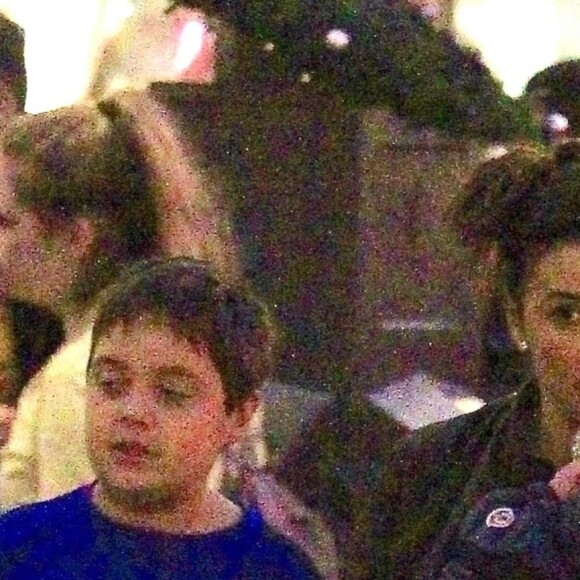 Exclusif - Eva Longoria fait du shopping avec son fils Santiago dans les bras à The grove à Los Angeles. Le 20 novembre 2018