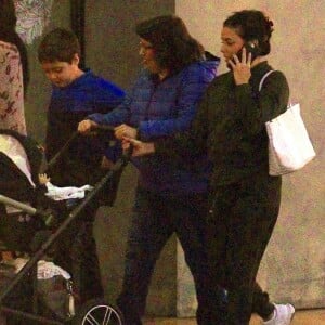 Exclusif - Eva Longoria fait du shopping avec son fils Santiago dans les bras à The grove à Los Angeles. Le 20 novembre 2018