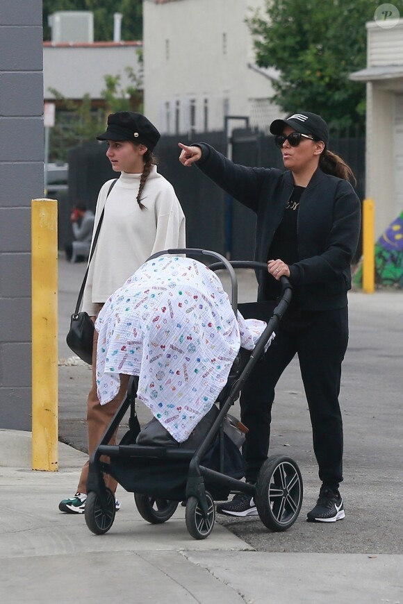 Exclusif - Eva Longoria et son mari José Baston sont allés faire du shopping avec leur fils Santiago à Los Angeles. Le 19 novembre 2018