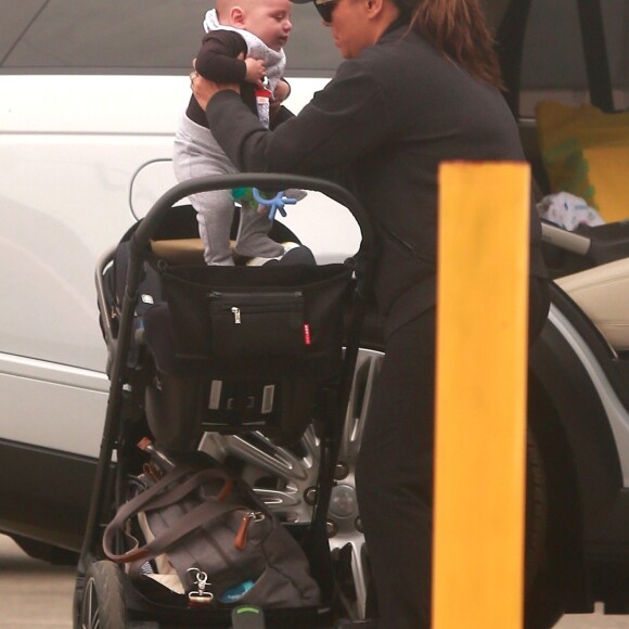 Exclusif - Eva Longoria et son mari José Baston sont allés faire du shopping avec leur fils Santiago à Los Angeles. Le 19 novembre 2018