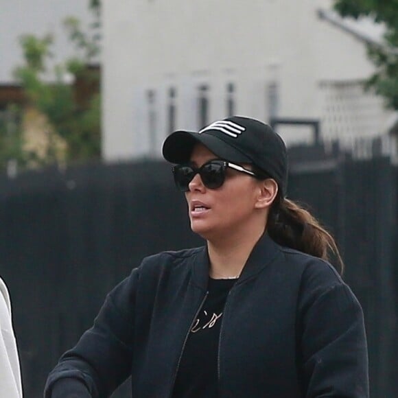 Exclusif - Eva Longoria et son mari José Baston sont allés faire du shopping avec leur fils Santiago à Los Angeles. Le 19 novembre 2018