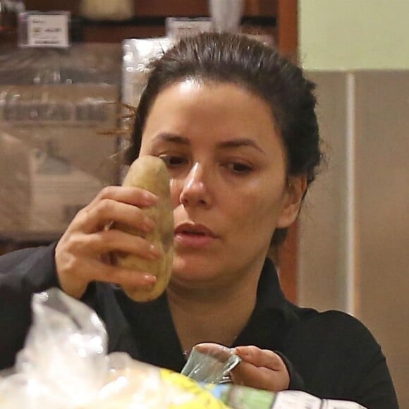 Exclusif - Eva Longoria fait ses courses chez Whole Foods dans le quartier de Beverly Hills à Los Angeles, Californie, Etats-Unis, le 19 novembre 2018.