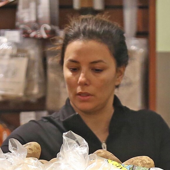 Exclusif - Eva Longoria fait ses courses chez Whole Foods dans le quartier de Beverly Hills à Los Angeles, Californie, Etats-Unis, le 19 novembre 2018.