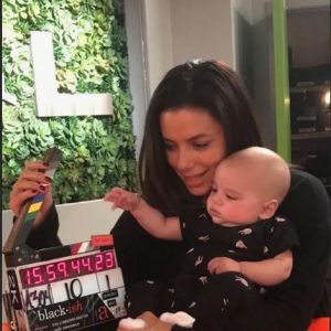 Eva Longoria et son fils Santiago sur le tournage de Black.ish. Instagram, novembre 2018