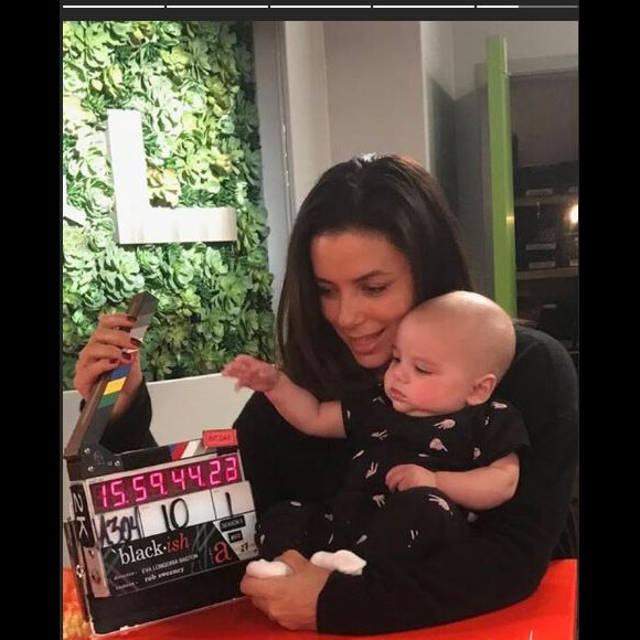 Eva Longoria et son fils Santiago sur le tournage de Black.ish. Instagram, novembre 2018