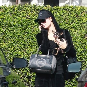 Exclusif - Paris Hilton à la sortie d'un salon de coiffure avec son petit chien Diamond baby dans les bras à Los Angeles, le 27 novembre 2018.