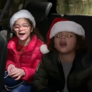 Mariah Carey chante son tube de Noël "All I Want For Christmas Is You" avec ses jumeaux Monroe et Moroccan dans leur voiture, vidéo publiée sur Instagram le 28 novembre 2018.