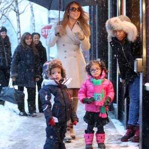 La chanteuse Mariah Carey et ses jumeaux Monroe et Moroccan Cannon font du shopping sous la neige pendant leur sejour à Aspen, dans le Colorado, le 20 decembre 2013.