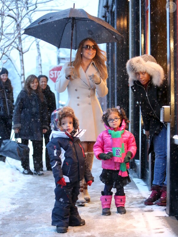 La chanteuse Mariah Carey et ses jumeaux Monroe et Moroccan Cannon font du shopping sous la neige pendant leur sejour à Aspen, dans le Colorado, le 20 decembre 2013.