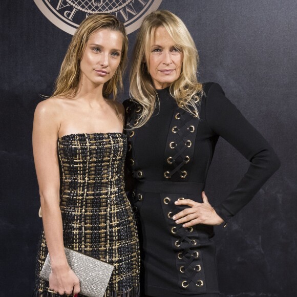 Ilona Smet et sa mère Estelle Lefébure au photocall de la soirée L'Oréal Paris X Balmain à l'école Nationale de Médecine lors de la Fashion Week Printemps/Eté 2018 à Paris, France, le 28 septembre 2017. © Olivier Borde/Bestimage