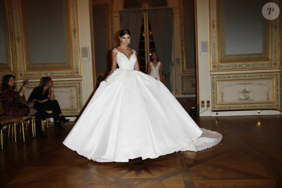 Exclusif - Défilé de la nouvelle collection "Sima Couture" (designer de robes de prestige) à l'hôtel Shangri-La à Paris, France, le 26 novembre 2018. © Marc Ausset-Lacroix/Bestimage