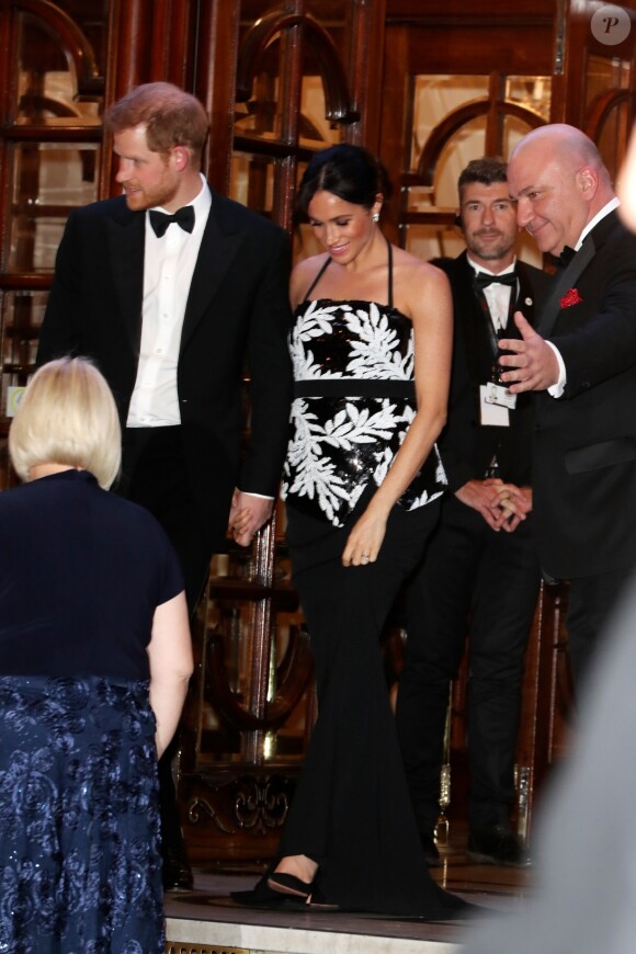 Le prince Harry, duc de Sussex, et Meghan Markle (enceinte), duchesse de Sussex, quittant la soirée Royal Variety Performance à Londres le 19 novembre 2018.