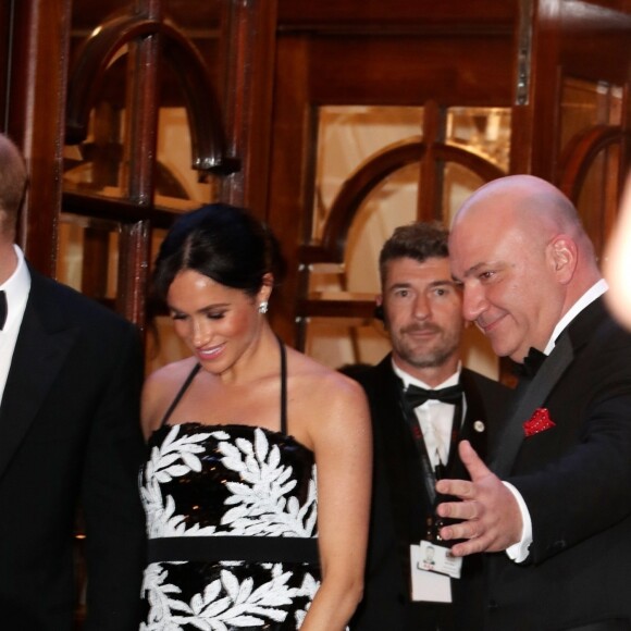 Le prince Harry, duc de Sussex, et Meghan Markle (enceinte), duchesse de Sussex, quittant la soirée Royal Variety Performance à Londres le 19 novembre 2018.