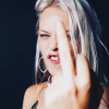 Shanna Besson soutient son père Luc Besson face aux accusations d'agressions sexuelles, le 1er décembre 2018. En commentaires, Sateen (une autre des filles du cinéaste) réplique.