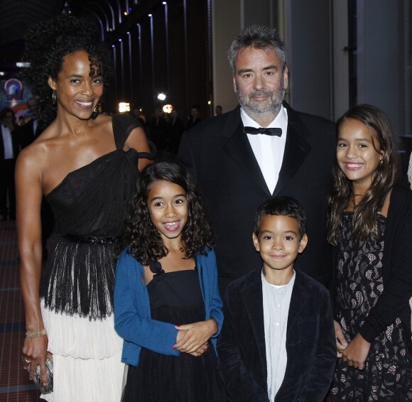 Luc Besson, sa femme Virginie, et leurs enfants Thalia, Sateen, Mao à Saint-Denis le 21 septembre 2012.