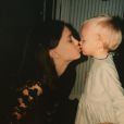 Shanna Besson a posté une adorable photo d'elle bébé en train d'embrasser... Natalie Portman.
