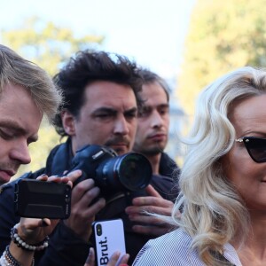 L'actrice Pamela Anderson (Danse avec les Stars 2018) se fait enfermer lors d'un happening contre les élevages en cage sur la place de la République à Paris, France, le 10 octobre 2018. © Sébastien Valiela/Bestimage