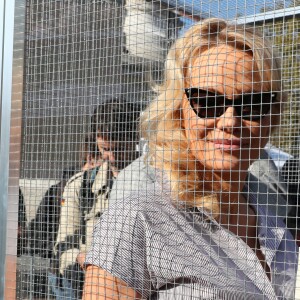 L'actrice Pamela Anderson (Danse avec les Stars 2018) se fait enfermer lors d'un happening contre les élevages en cage sur la place de la République à Paris, France, le 10 octobre 2018. © Sébastien Valiela/Bestimage