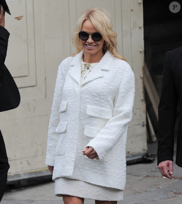 Pamela Anderson dans la rue à Paris pendant la fashion week le 2 octobre 2018.