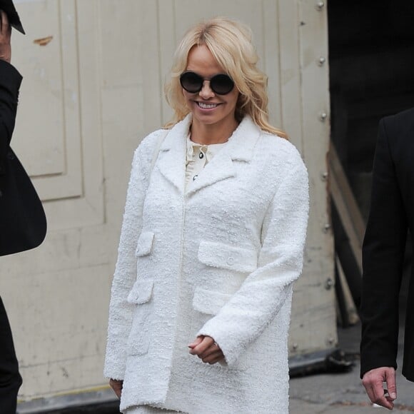 Pamela Anderson dans la rue à Paris pendant la fashion week le 2 octobre 2018.