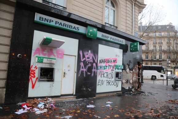 Les dégâts dans la capitale française au lendemain des manifestations du mouvement des "gilets jaunes" sur les Champs-Elysées à Paris, France, le 2 décembre 2018. © Nikola Kis Derdei/Bestimage