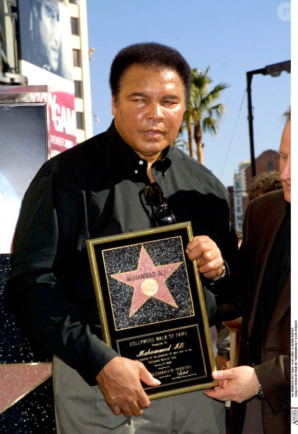 Mohamen Ali sur le Walk pg fame, à Los Angeles, le 14 janvier 2002.