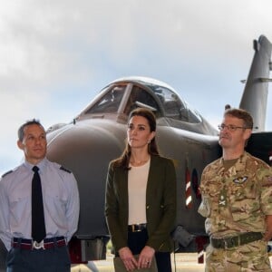 Le prince William et Catherine (Kate) Middleton se rendent sur la base militaire de la Royal Air Force (RAF) d'Akrotiri, à Chypre, pour rencontrer les soldats, les familles résidant sur la base, le personnel de la station et des membres de la communauté locale. Le 5 décembre 2018.