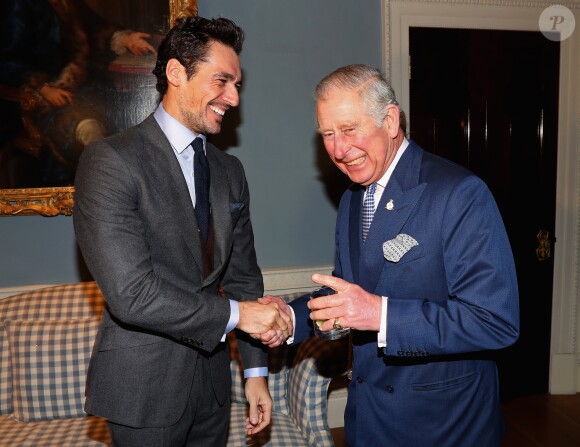 Le prince Charles rencontre David Gandy à l'occasion de la "Style for Soldiers Christmas Reunion Party" à la Spencer House à Londres, le 14 décembre 2016.