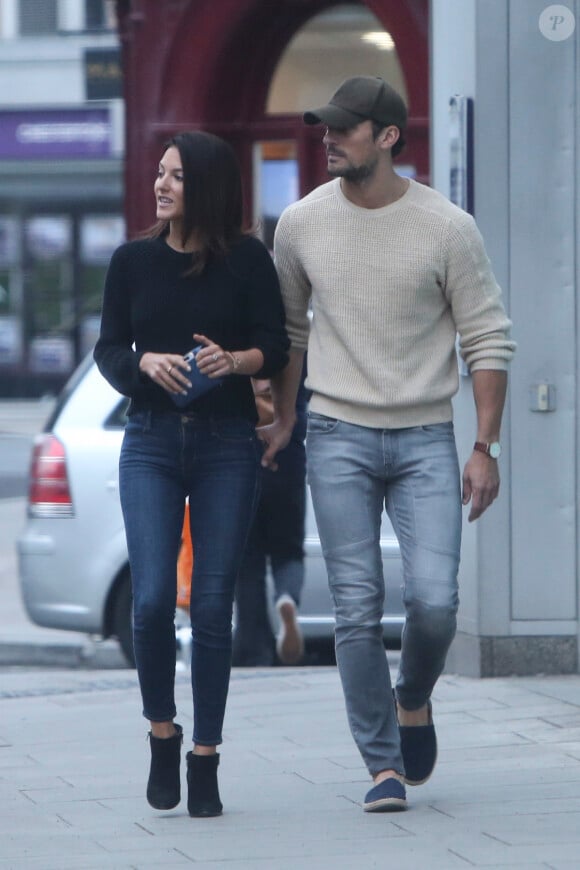Exclusif - David Gandy et sa compagne Stephanie Mendoros se baladent à Londres, le 6 juin 2016.