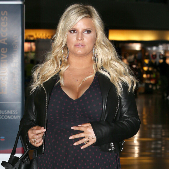 Exclusif - Jessica Simpson, enceinte, traverse l'aéroport JFK en robe longue le 11 octobre 2018.