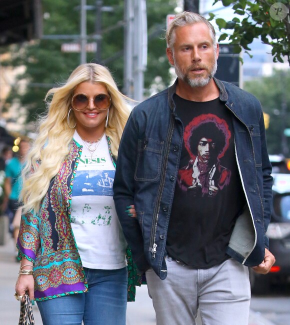 Jessica Simpson et son mari Eric Johnson se baladent en amoureux dans les rues de New York, le 1er août 2018