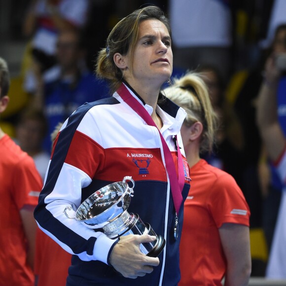 Amélie Mauresmo lors de la finale de la Fed Cup entre la République tchèque et la France à Strasbourg le 13 novembre 2016. Au lendemain de cette cruelle défaite, la capitaine des Bleues annonçait qu'elle quittait son poste et révélait être enceinte de son deuxième enfant, un an après la naissance d'Aaron.