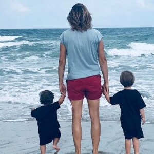 Amélie Mauresmo avec sa fille Ayla et son fils Aaron à la plage le 19 juillet 2018.