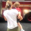 Amélie Mauresmo avec son fils Aaron devant un camion de pompiers à New York le 22 août 2018.