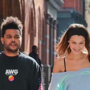 Bella Hadid et son compagnon The Weeknd se baladent main dans la main dans les rues de New York, le 1er novembre 2018