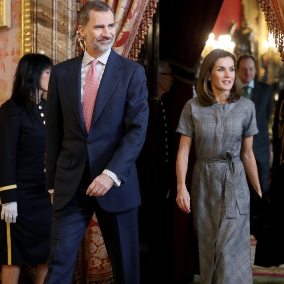 Le roi Felipe VI d'Espagne, la reine Letizia lors d'une rencontre avec les membres de la fondation Princesse Girona (Pincesa de Girona) au palais royal à Madrid le 11 décembre 2018.