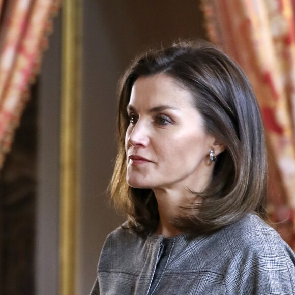 Le roi Felipe VI d'Espagne, la reine Letizia lors d'une rencontre avec les membres de la fondation Princesse Girona (Pincesa de Girona) au palais royal à Madrid le 11 décembre 2018.