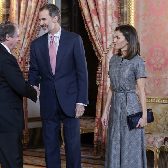 Le roi Felipe VI d'Espagne, la reine Letizia lors d'une rencontre avec les membres de la fondation Princesse Girona (Pincesa de Girona) au palais royal à Madrid le 11 décembre 2018.