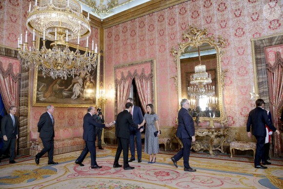 Le roi Felipe VI d'Espagne, la reine Letizia lors d'une rencontre avec les membres de la fondation Princesse Girona (Pincesa de Girona) au palais royal à Madrid le 11 décembre 2018.