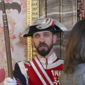 Le roi Felipe VI d'Espagne, la reine Letizia lors d'une rencontre avec les membres de la fondation Princesse Girona (Pincesa de Girona) au palais royal à Madrid le 11 décembre 2018.