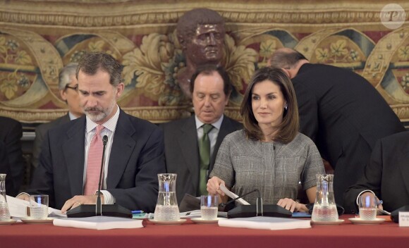 Le roi Felipe VI d'Espagne, la reine Letizia lors d'une rencontre avec les membres de la fondation Princesse Girona (Pincesa de Girona) au palais royal à Madrid le 11 décembre 2018.