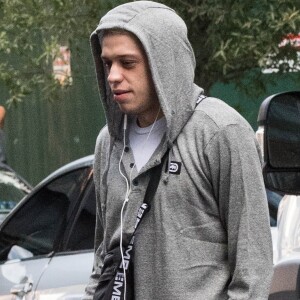 Pete Davidson sort de l'appartement de A. Grande à New York, le 26 septembre 2018.