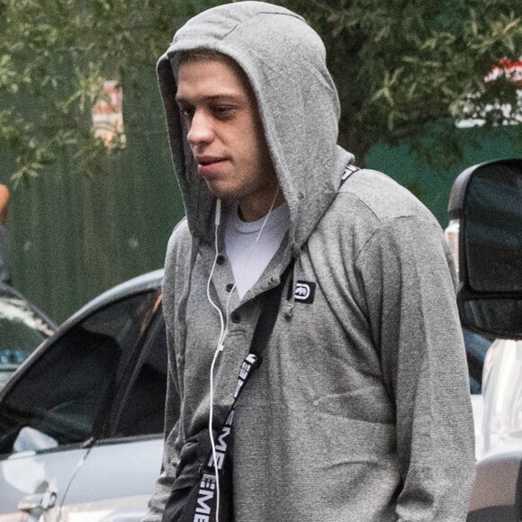 Pete Davidson sort de l'appartement de A. Grande à New York, le 26 septembre 2018.