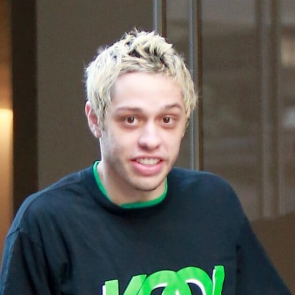 Pete Davidson écrit un texto dans les rues de New York, le 28 août 2018