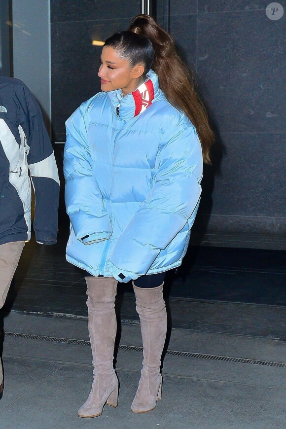 Ariana Grande à la sortie d'un immeuble accompagnée d’un ami à New York le 5 décembre 2018