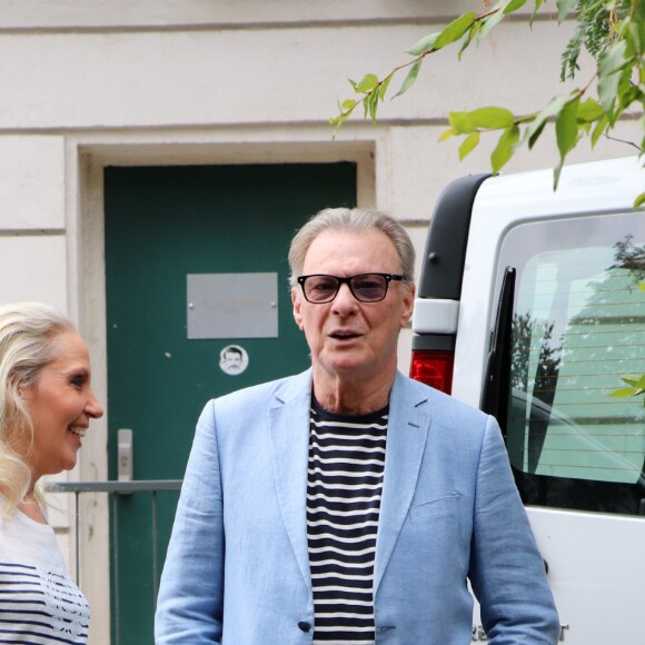 Semi Exclusif - Herbert Léonard et Corinne Hermès discutent devant le studio Gabriel après l'émission "Vivement Dimanche" à Paris le 27 août 2018.