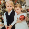 Le prince Jacques et la princesse Gabriella de Monaco photographiés devant le sapin de Noël. Photo publiée sur le compte Instagram de la princesse Charlene le 13 décembre 2018.