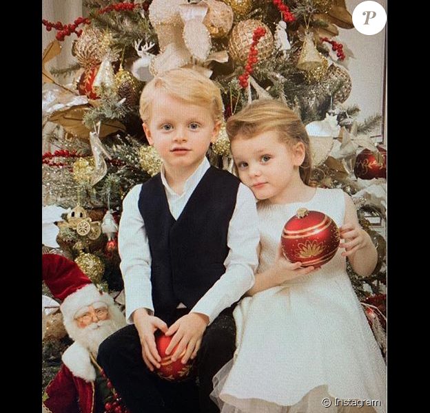 Le prince Jacques et la princesse Gabriella de Monaco photographiés devant le sapin de Noël. Photo publiée sur le compte Instagram de la princesse Charlene le 13 décembre 2018.
