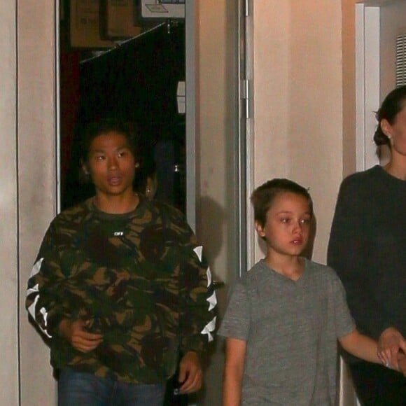 Exclusif - Angelina Jolie est allée diner avec ses enfants Shiloh, Vivienne et pax au restaurant Umeda sur Melrose à Los Angeles, le 20 octobre 2018